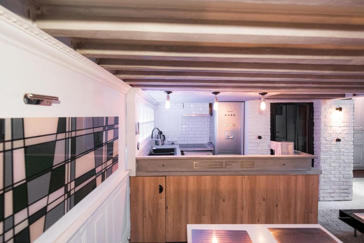 Artist's Mini Loft - Marais